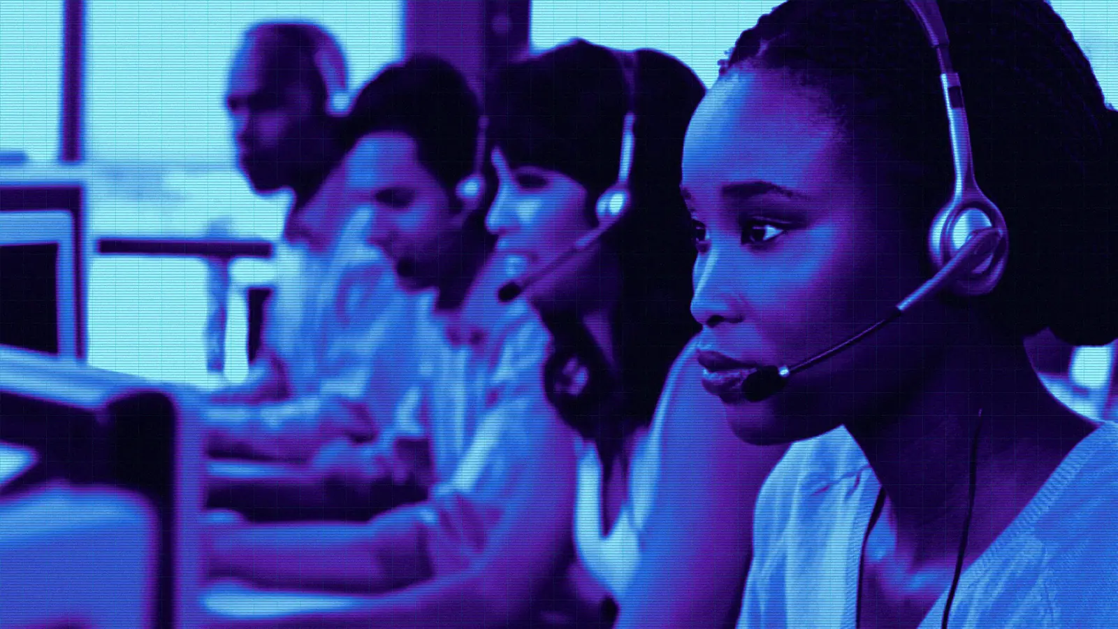 Des conseillers au casque, alignés à leur poste, en bleu nuit et violet