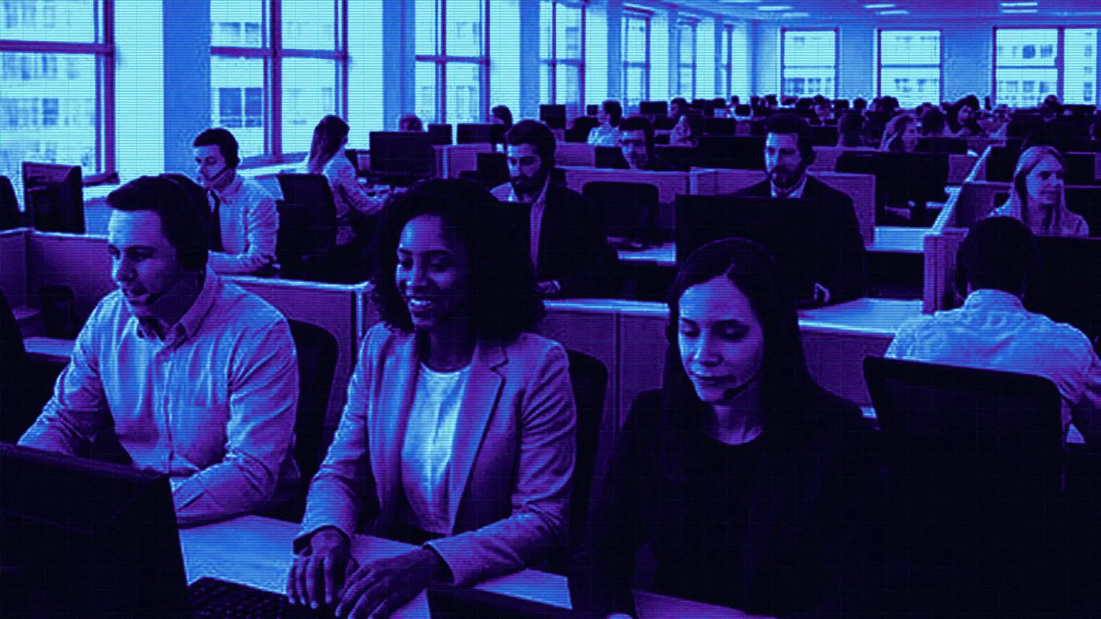 Un plateau commercial : des conseillers au casque passent leurs appels, en bleu nuit et violet